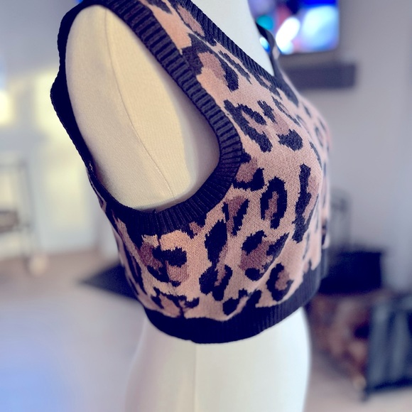 Social Tourist sleeveless crop top - Picture 5 of 6